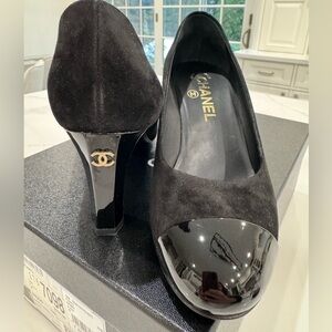 Chanel CC Logo Black Suede & patent  gold CC logo Heel Round Toe Pumps EU 37